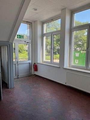 Zugang von der Strassenseite her