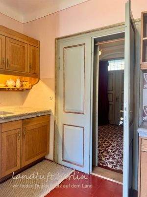 Küche im EG (EG-7), Blick Richtung Flur und Haupte