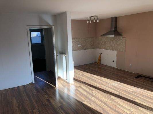 Wohnzimmer mit offener Küche ELW