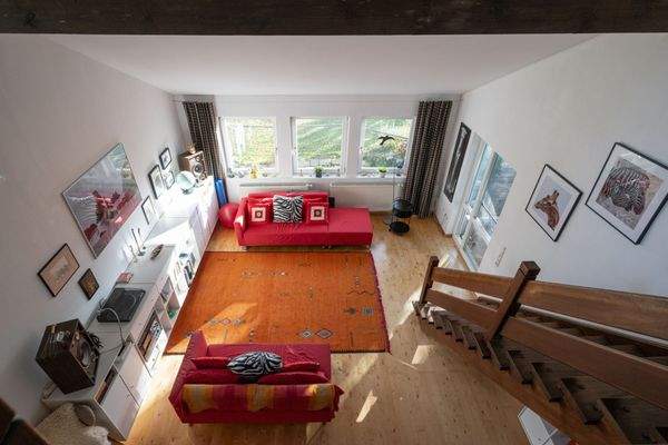  Blick von der Galerie ins Wohnzimmer