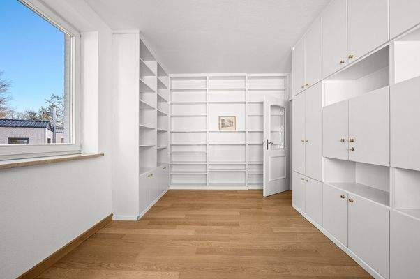 praktische Einbauten im Arbeitszimmer