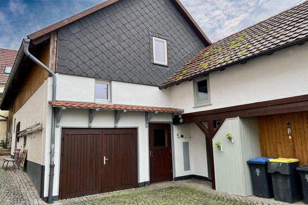 Ehemalige Tischlerei mit Blick auf die Garage