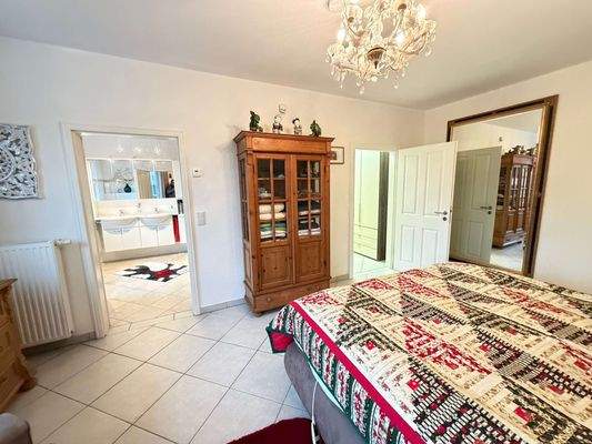 Schlafzimmer mit Bad und Ankleide