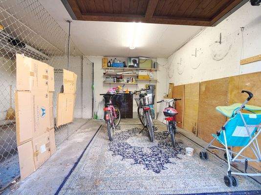 Garage mit Strom & Licht