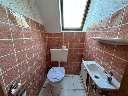 ...und separates WC mit Waschtisch