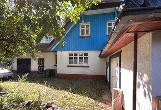 Hofseite mit Garage