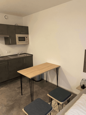 Pantryküche mit Tisch