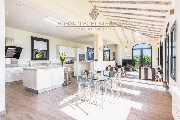 Lichtdurchfluteter Wohn und Essbereich