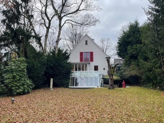 Gartenseitiger Blick aufs  Haus 