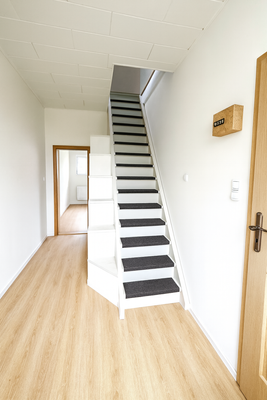 Flur mit Treppe zum DG ( KI ).PNG