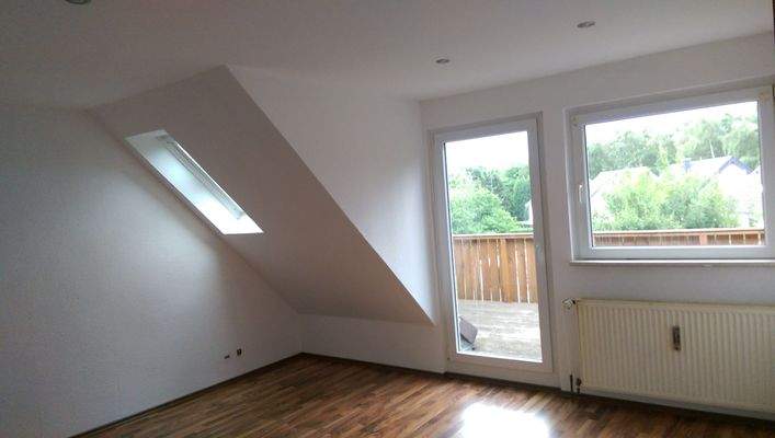 Zimmer mit Balkonzugang.jpg