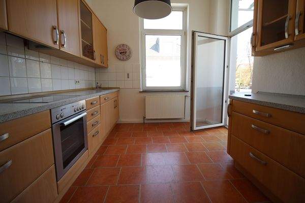 Küche mit Ausgang zum Balkon