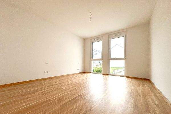 Großes Schlafzimmer mit viel Stellfläche für Kleid