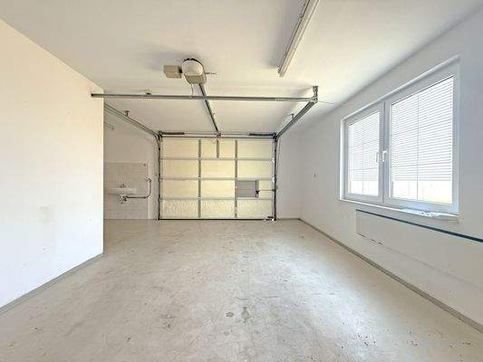 Garage mit angrenzendem Zimmer, welches als Werkstatt oder Lagerraum genutzt werden könnte