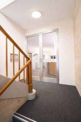 Eingang Treppenhaus zur Praxis