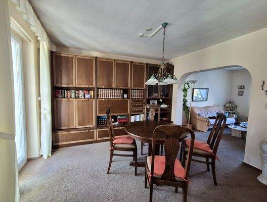 Esszimmer mit Blick in das Wohzimmer