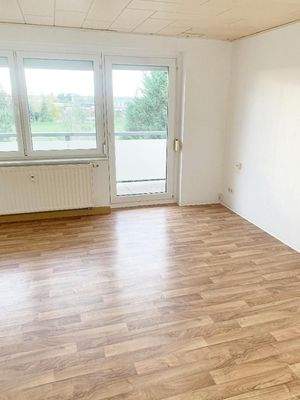 Wohnzimmer mit Blick Richtung Balkon