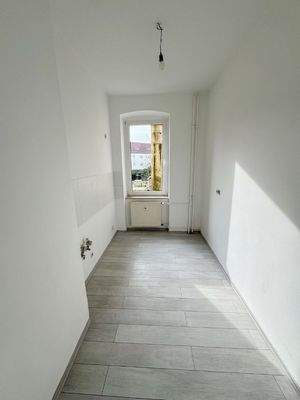 Freundliche Küche mit hellen Fliesen