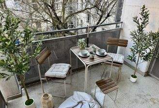 Großer überdachter Balkon