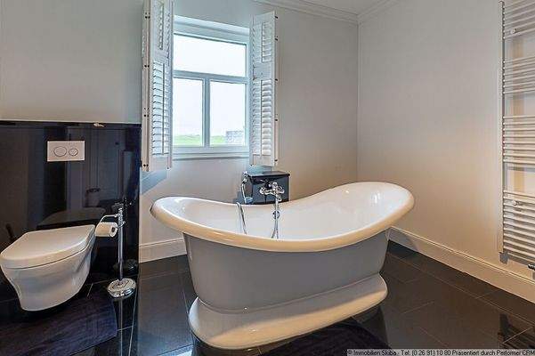 Bad mit freistehender Badewanne