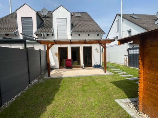 Garten mit überdachter Terrasse