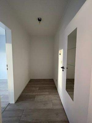 Flur mit Türe zum Bad