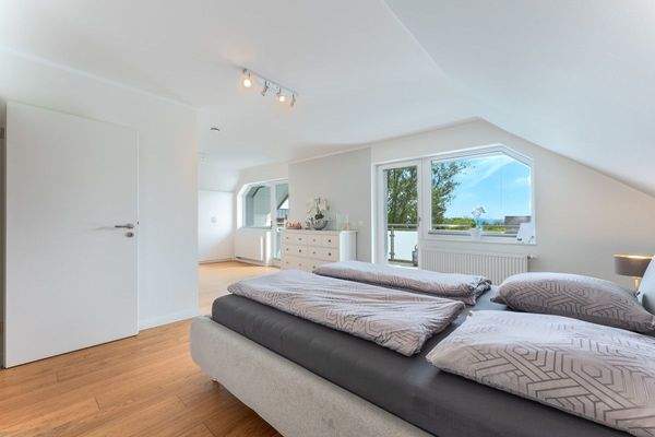 Elternbereich mit Balkonzugang und Ankleide