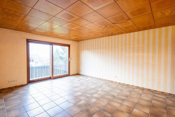 Essbereich mit Zugang zum Balkon