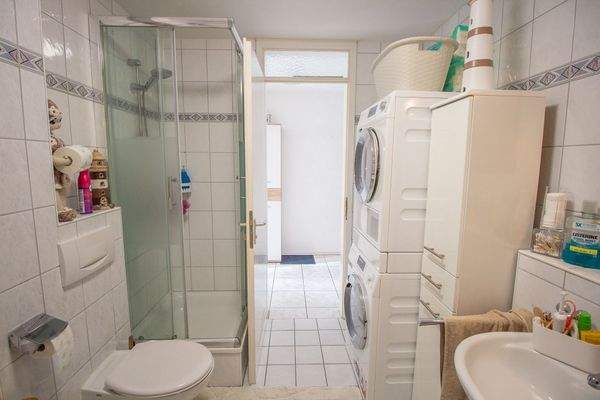 Bad mit Wanne und Dusche