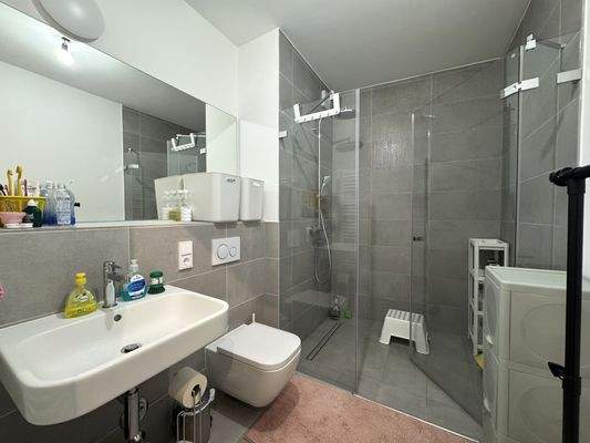 Badezimmer mit Dusche