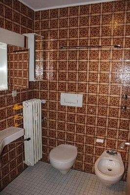 Badezimmer mit Bidet und Badewanne