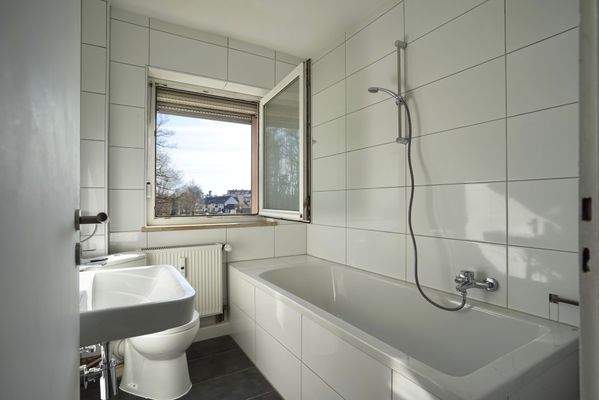 Tageslichtbad mit Badewanne