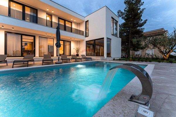 Außenansicht-Nacht_