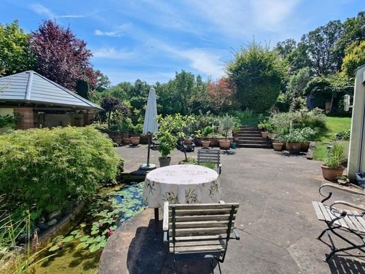 große Terrasse mit Teich und Pavillon