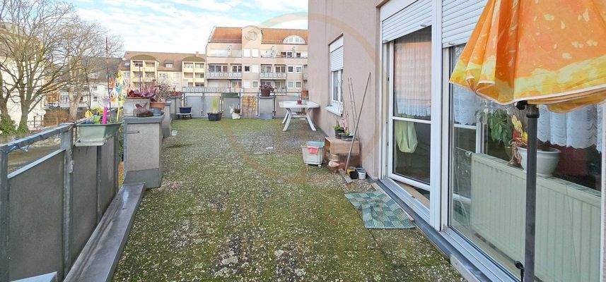 16-TS-Wohnung-Riesenbalkon
