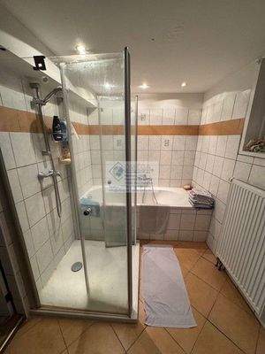 Bad mit Dusche und Wanne