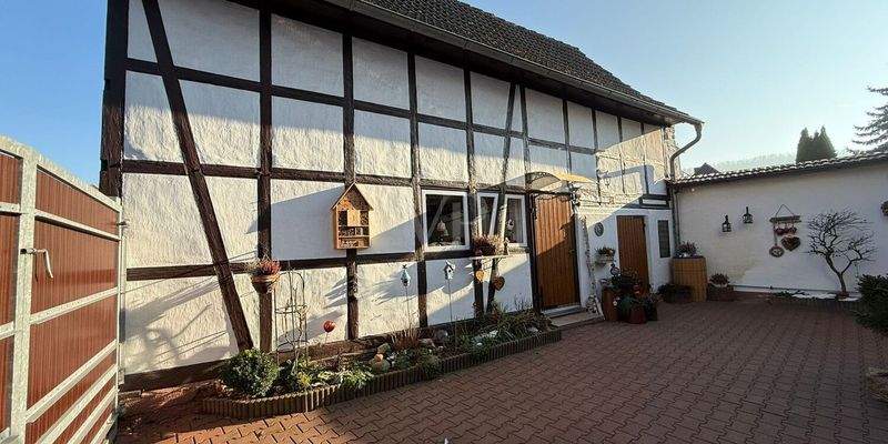 Hofansicht mit Ansicht Nebengebäude/Garage