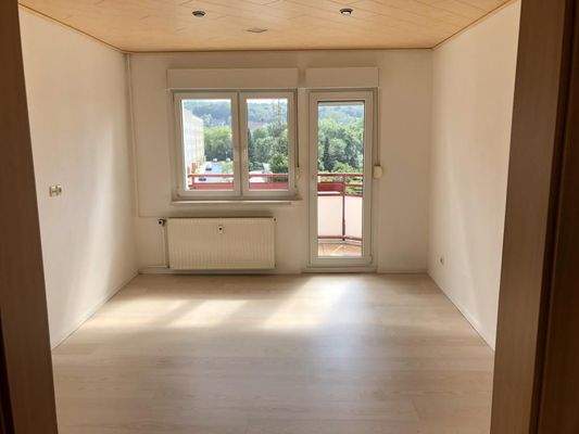 Wohnzimmer mit Blick zum Balkon 