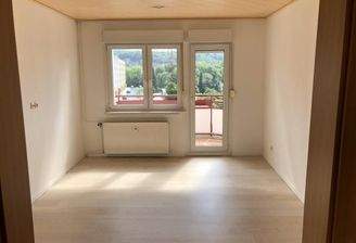 Wohnzimmer mit Blick zum Balkon 