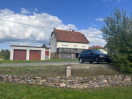 Parkplatz und Garagen 