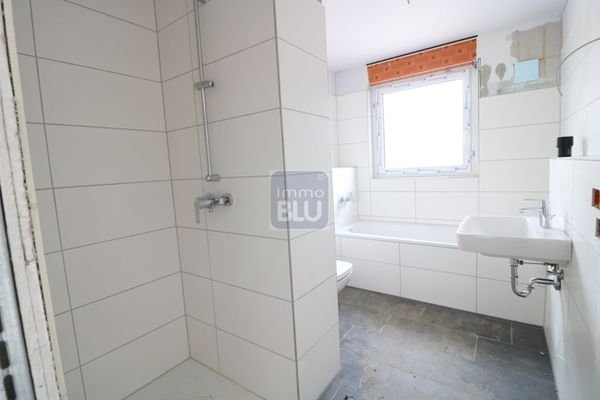 Tageslichtbad mit Wanne und Dusche