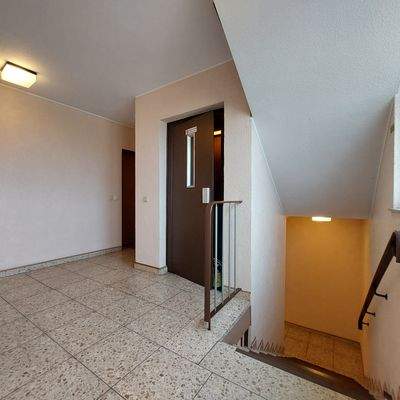 Treppenhaus u. Aufzug