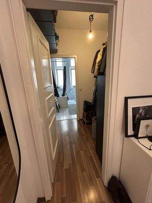 Flur zum Bad mit Garderobe