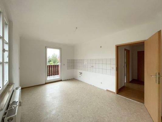 Küche mit Fliesenspiegel und Zugang zu Balkon