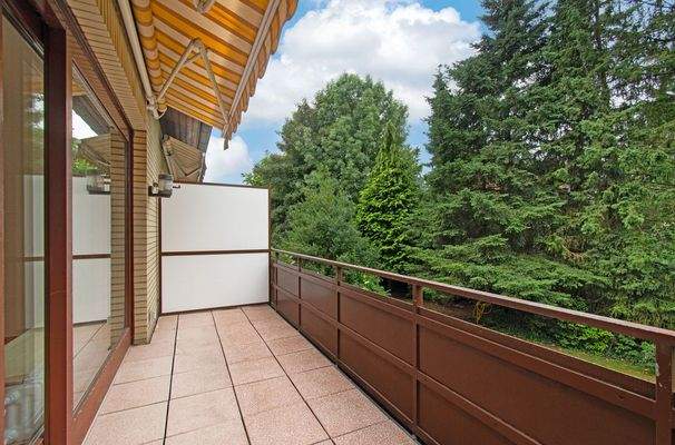 Großzügiger Balkon mit Markise