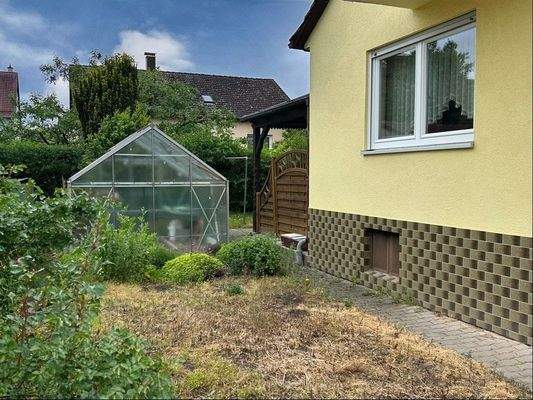 Garten mit Gewächshaus