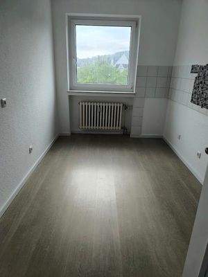 Leeres Zimmer mit Fenster