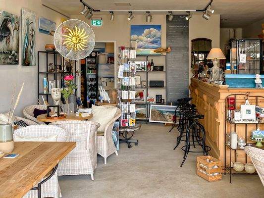 Verkaufsraum mit Sitzplätzen