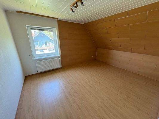 Zimmer im Dachgeschoss rechts