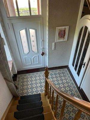 Eingangstür rechts mit Org.Fli